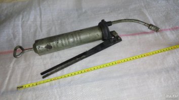 ... смотрю канал Дискавери и там самые желанные раритеты с двигателями под 8 литров и стоимостью отреставрированных до 500 000 $ :) Ничего против нашего автопрома не имею, более того имел и уаз и ниву!!! Но, блин, чаще они имели меня 
ГУМ конечно хорошо, но наши волги 21 - 24 это полное г-но!!!! 
Карту смазки прилагаю... 
Для особенно продвинутых раритетчиков прилагаю инструмент для смазки 
Ну, г-но был наш автопром, не будем лукавить