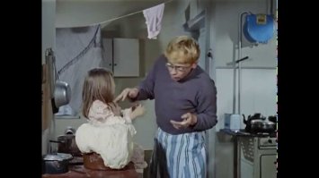 Поднявшееся из-за жары тесто начало вываливаться на дорогу
