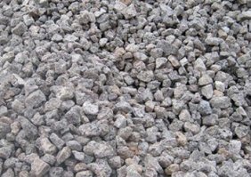 Не удивлюсь что это очередной "гениальный" говновброс от школяров.Сама статья))

Не удивлюсь также что его разыскивает прокуратура ибо это молодое тело напрямую обвиняет местные власти в воровстве! Путём замены щебня на шлак.......)))) 
А это серьёзное обвинение. И незнание матчасти не освобождает это тело от ответственности))

 " Щебень, шлак, отсев - способы применения.
Отдельные фрагменты строительных конструкций практически всегда используются повторно, когда возникает необходимость в сооружении других объектов. Для этого металлургические  материалы подвергаются тщательной переработке и после этого получаются строительные материалы. Одним из наиболее распространенных в строительстве материалов выступает щебень, получаемый в ходе дробления твердых ферросплавов. Способы использования металлургического щебня являются такими же разнообразными, как у цельного природного щебня, но низкая его себестоимость и повышенная твердость материала,  дважды оправдывает такую замену.
Чаще всего щебень различных фракций используется при строительстве или ремонте автомобильных дорог. С аналогичным успехом здесь применяются и металлургические шлаки - лучшие в своем роде аналоги природных материалов. Исходя из свойств щебень, шлак, а также отсев, производимый из металлургического шлака, могут использоваться для дорог любого вида и типа. При этом в ходе изготовления асфальтобетонного покрытия с этими материалами получается добиться полного отсутствия деформаций, даже если по поверхности дороги будут передвигаться самые крупногабаритные автомобили."

Гранулированный доменный шлак (ГОСТ 3476-74)
Является хорошим материалом для дорожного строительства. Комбинируется с менее прочными каменными компонентами для устройства дорожного покрытия. После обработки вязкими битумами могут заменять горячие асфальтные смеси, причем возможна их укладка на влажной основе.