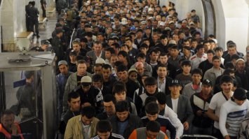 Древний Рим так пал-в страну заселялось всё больше и больше варваров,образовалась критическая масса-и нет цивилизации.Это наше государство с ними цацкается,а они с нами цацкаться не будут-горло резать русне они привычные.Сейчас под чурками всё строительство,общепит,врачевание-можно единомоментно отравить много миллионов человек.Я с этом мразотой служил,и весь советский интернационализм исчез в первый день службы.Единственно,уважаю татар и казахов-в основном замечательные люди