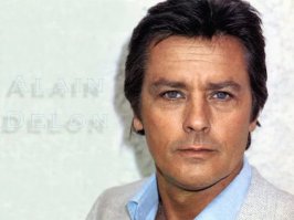 С кем сравнивает? Хари-то какие - Джейми Фокс, негр, да еще и некрасивый. Райн Гослинг, чувак которого любят только за то, что у него рожа boy next door, как у соседа, т.е. не Голливудское диво, а обычный парень.
Сравнивать надо хотя-бы одного возраста и одной расы. Клуни больше на араба смахивает, поскольку предки из армян, ну то такое.