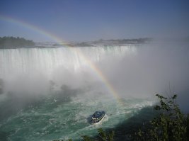 А еще там радуга бывает, а вечером зажигают специальные прожектора и подсвечивают воды водопада разными цветами.