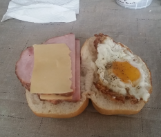 Ну чо, нормально так!  А это мой бутер сегодня на завтрак. Берем булку, разрезаем пополам, и в микроволновку на 10 секунд. Кладем хем, колбасу,ну или что имеем в холодильнике из мясного, сыр. Если есть желание, можно добавить пару колец лука и помидора, огурчик маринованный. Соусы???! Это на любителя :- майонез, кетчуп, горчица. Ну пока вы все это готовите, поджарить яишницу. Правда было лень зелень резать, короче взял просто соус(на фото), парочку съел и нормально так!!!