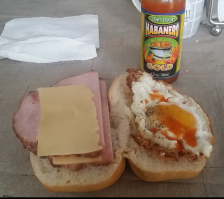 Ну чо, нормально так!  А это мой бутер сегодня на завтрак. Берем булку, разрезаем пополам, и в микроволновку на 10 секунд. Кладем хем, колбасу,ну или что имеем в холодильнике из мясного, сыр. Если есть желание, можно добавить пару колец лука и помидора, огурчик маринованный. Соусы???! Это на любителя :- майонез, кетчуп, горчица. Ну пока вы все это готовите, поджарить яишницу. Правда было лень зелень резать, короче взял просто соус(на фото), парочку съел и нормально так!!!