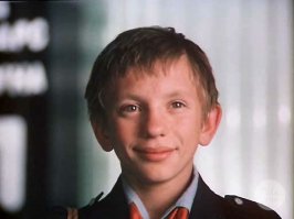 Алексей Фомкин   а для всех, кто помнит и любит фильм  Гостья из будущего , Коля Герасимов   уже во время съемок был неблагополучным подростком. Но играл хорошо - режиссеры заметили его по ролям в  Ералаше . И в результате его популярность оказалась немногим меньше, чем у  самой Алисы  - Наташи Гусевой. Алексей мечтал об актерской карьере, но из-за постоянных съемок даже не получил школьный аттестат. Дорога в институт ему была заказана. Устроился работать грузчиком, служил в армии, потом вернулся в Москву и завербовался на стройку.
Увы, взрослый  Коля  стал режиссерам неинтересен. От депрессии Фомкин долгое время спасался выпивкой и наркотиками. К счастью, у Алексея хватило сил завязать. Переехал Владимирскую область   в деревню Безводное. Женился, перебрался к жене во Владимир, увлекся мистикой и эзотерикой.
22 февраля 1996 года Алексея с супругой друзья пригласили в гости на празднование Дня защитника отечества. В февральскую ночь с 23 на 24, после празднования, случился пожар. Всем, кроме Алексея, удалось спастись. Во время пожара он спал и умер, задохнувшись дымом. Ему было 26 лет. Похоронен под Владимиром, на городском кладбище  Улыбышево .