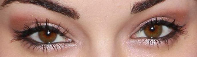 Кажется, будто это и не глаза смертных, а очи богов, врата в целые вселенные