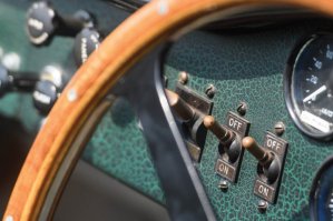 Организаторы аукциона ожидают что цена автомобиля достигнет 20 миллионов долларов. Вылизанный движок и замызганные переключатели. Как- то от наших перекупов они отличаются лишь масштабами сделок.