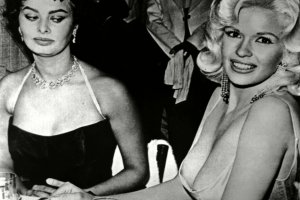 Вот уж кто-кто, а Софи Лорен не завидовала Джейн Мэнсфилд, у неё самой,  на тот момент был весьма приятный глазу и не обвисший бюст;)