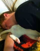 А он спит и думает что дышит ему между ушей.