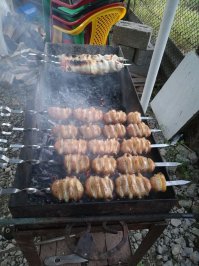 На фото одно, в рецепте другое... Я так делаю тоже вкусно получается! На слабых углях в фольге минут 30, потом развернуть и обжарить!