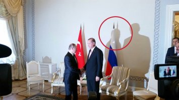 По ходу крест на лбу у чертилы)))