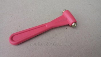 Когда машина под водой, двери не откроешь, стекло не опустишь и не разобьёшь ИМХО. Сам не пробовал, но слышал такое. Надо херачить чем то острым увесистым.