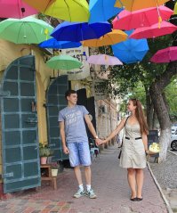 Идиотов полно. Знакомая в Астрахани, за свой счет, организовала "аллею парящих зонтов", - так местная быдлота все по-срывала и бросила, если б хоть зонты украли, какая-то мотивация. Просто разрушили.