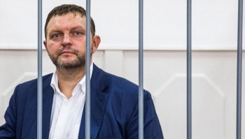 Да есть в России сволочи которые воруют и те кто хочет пробраться к заветной кормушке)) 
Но наши органы не дремлют. Некоторых уже посадили , другие на подходе))
Например как  губернатор Кировской области Никита Белых........