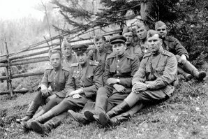 Человек-глыба... Биографии таких людей - это лучшее объяснение завоевателям всех мастей, почему не надо лезть на Россию. Мой дед был пулемётчиком, воевал рядом с этим героем и был награждён за общий бой возле городка Фюрстенфельд (не Фюрстенвальд, автор ошибся). Это австрийские Альпы, апрель 1945 года, последние дни войны... Слава Богу, дед вернулся и жил до 1986 года. А герой Мичурин просто вечный! Долгих лет ему!