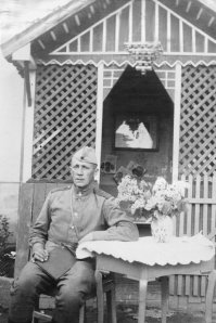 Человек-глыба... Биографии таких людей - это лучшее объяснение завоевателям всех мастей, почему не надо лезть на Россию. Мой дед был пулемётчиком, воевал рядом с этим героем и был награждён за общий бой возле городка Фюрстенфельд (не Фюрстенвальд, автор ошибся). Это австрийские Альпы, апрель 1945 года, последние дни войны... Слава Богу, дед вернулся и жил до 1986 года. А герой Мичурин просто вечный! Долгих лет ему!