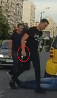 Друг, посмотри видео в хорошем разрешении и на большом экране в HD и на 0,25 скорости, прекрасно видно, что что-то в руке есть.