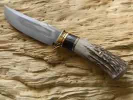 Большая часть этих поделок изготовлена по причине: "да валялись рога - куда их девать..." И только для этого рог приобретают целенаправленно: