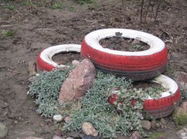 Да что же вас тянет-то из крайности в крайность?
Да, лучше клумба из покрышек, чем свалка. Кто же спорит?!
Но у себя под окном мне приятнее видеть ПРОСТО траву! Не не хочу я видеть покрышки. НЕ хочу!!!