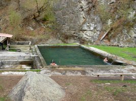 Этот бассейн видно переделали. Весной 2013 я сфоткала его таким. Очень теплая вода была, накупались. Остальные два фото: та самая река по дороге от источников к бассейну и канатная дорога в боржомском парке.