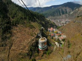 Этот бассейн видно переделали. Весной 2013 я сфоткала его таким. Очень теплая вода была, накупались. Остальные два фото: та самая река по дороге от источников к бассейну и канатная дорога в боржомском парке.