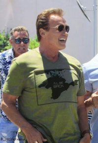 Оцените шутку про Крым (см надпись на футболке). Он считает его Украинским.
Когда все российские каналы вещали о кровавом государственном перевороте на Украине. Шварц, поддержал его.
Лично я под растерял к нему уважение после всех его заявлений.

Вы все еще фанатеете от него? Ну, ну...