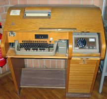 Вот такая шляпа. Набираешь текст на этой печатной машинке. Набираешь номер абонента с такой же бандурой, и на той стороне такая же штуковина начинает печатать.