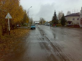 Убого, прямо скажем. Дома-бараки граничат с новостроем, грязно, неуютно..
 Вот пара фоток с Корткероса, это 50 км от Сыктывкара...