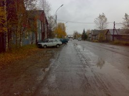 Убого, прямо скажем. Дома-бараки граничат с новостроем, грязно, неуютно..
 Вот пара фоток с Корткероса, это 50 км от Сыктывкара...