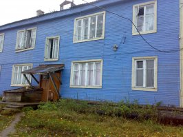 Убого, прямо скажем. Дома-бараки граничат с новостроем, грязно, неуютно..
 Вот пара фоток с Корткероса, это 50 км от Сыктывкара...