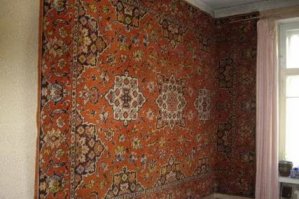 Ковров много не бывает - бывает мало ума :)