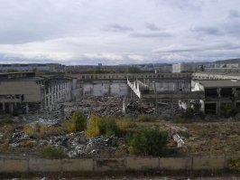 Хороший пост. Спасибо. Но обидно до слез, что это не у нас.
Вот фото Саратовского авиазавода, который производил ЯК 40 и ЯК 42. Последний самолет там произвели в 2003. А сейчас свернули даже производство запчастей.
Это же какими ублюдками надо быть, что бы просрать такое предприятие.