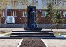 у нас в Омске
мне тогда 13 лет было, когда все это произошло. Отец тогда работал машинистом в локомотивном депо Московка. Один раз пришел с работы и говорит матери, что на отстой в депо притащили вагоны и локомотив из под Уфы (была примерно 2-я половина августа). А дом в котором я тогда жил был заселен одними железнодорожниками. Ну и побежали с друзьями смотреть на все это. Страшно было ... Такой смерти не пожелаю даже врагу