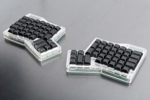 ErgoDox. Можно купить готовую, можно купить как кит и паять на плату все самостоятельно. Так же можно выбрать тип переключателей и через конфигуратор закинуть любую раскладку в клавиатуру.