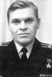 Значит ты и Ольховикова знаешь ,особенно его любимую присказку "Дорогие женщины ..лять,поздравляю вас с праздником 8 марта..лять" и " Голубчик ,идите вы нах..голубик" а так же он любил читать  "Бравого соллдата Швейка"
А Палдиски,это особая песня.