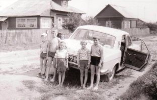 я смотрю, что в 1982-м году, в Москве уже во всю белые автономера. Моему отцу летом 1982-го дали чёрный номер