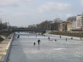 Мосты - это великолепно! Вот только подвесные, при всей их технической красоте, на вид - IMHO скучны. 
Кстати, кто знает, сколько мостов и мостиков в Астрахани?