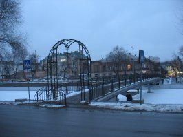 Мосты - это великолепно! Вот только подвесные, при всей их технической красоте, на вид - IMHO скучны. 
Кстати, кто знает, сколько мостов и мостиков в Астрахани?