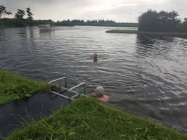 красиво! Удивился, ни разу не видел на природе бетонную набережную.