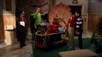 Да-да, кто-то выставил на ибей миниатюрную машину времени из одноимённого фильма