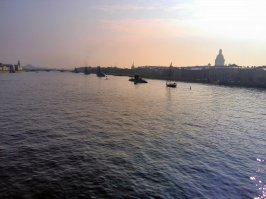 В 2016-м за день до дня ВМФ кто-то яхту припарковал вслед за подлодкой.