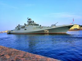 В 2016-м за день до дня ВМФ кто-то яхту припарковал вслед за подлодкой.