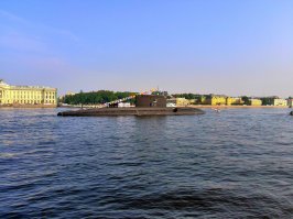 В 2016-м за день до дня ВМФ кто-то яхту припарковал вслед за подлодкой.