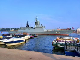 В 2016-м за день до дня ВМФ кто-то яхту припарковал вслед за подлодкой.