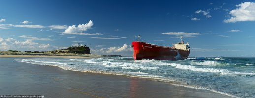 Вот ещё несколько фоток с Пашей сидящим на мели.

Последняя настолько нереальна, что кажется фотомонтажом.