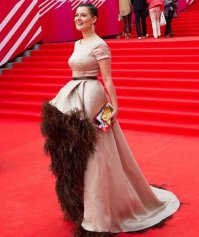 Шерсть <span style='color:gray'>[мат]</span>ы проросла наружу а парикмахер подумал и послал <span style='color:gray'>[мат]</span>