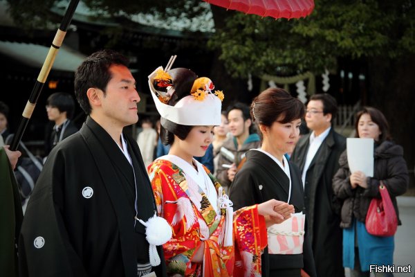 Смотрите! Они же дикари!  свадьба в Китае:    
Свадьба в Японии (ваще средневековье):   
А невеста на Сицилии, просто тоска во взгляде..