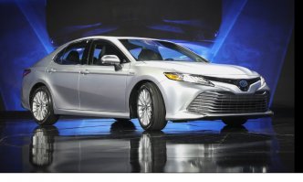 Вот новая Камри (70-кузов). Уже начали продавать в Штатах, у нас через годок то же будет. Это эталон! Сам езжу на 55 кузове (современный модельный ряд)-одна из лучших машин, Китайцы очень далеки, да и Корейцы далеко, как бы их не пиарили. Немцы перемудрили с одноразовым маркетингом, псевдоэкологией, Мегазамудрённой инженерией, и аховой ценой эксплуатации.Так что Камри-золотой стандарт (хотя -это не бизнес-класс, за исключением топа 3,5 литра).