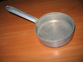 странная штучка с тремя заклепочками - это самая банальная ручка от ковшика, а таким трилистничком с заклепочками она крепилась к ковшичку