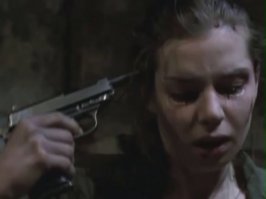 К тому же она ненавидит своего начальника, который пытается её чему-то научить хорошему и полезному. Скрестить молча ручки и стоит как агнец на заклание - очень точное описание реакции неприязни от профессионала, разбирающегося в людях.
Она приучена не просто кого-то ненавидеть, она приучена ненавидеть любое здравомыслие.
В жизни таких баб один существенный изъян - она не способна уважать хотя бы одного мужчину. Не потому, что он мужчина как носитель мужественности и брутальности.
А потому, что мужчину как носителя логики, хоть какой-то даже малейшей логики. 
Обычно, в типичных случаях, этот порок прививается матерями в детстве, когда мать постоянно дрессирует ребёнка - какая ты у меня умная, умнее даже папы, самый лучший ребёнок во всём мире по сравнению с остальными.
 Могу добавить, что эта баба на войне обязательно будет сдаваться в плен врагу и в плену будет торговать своим мохнатым половым органом.